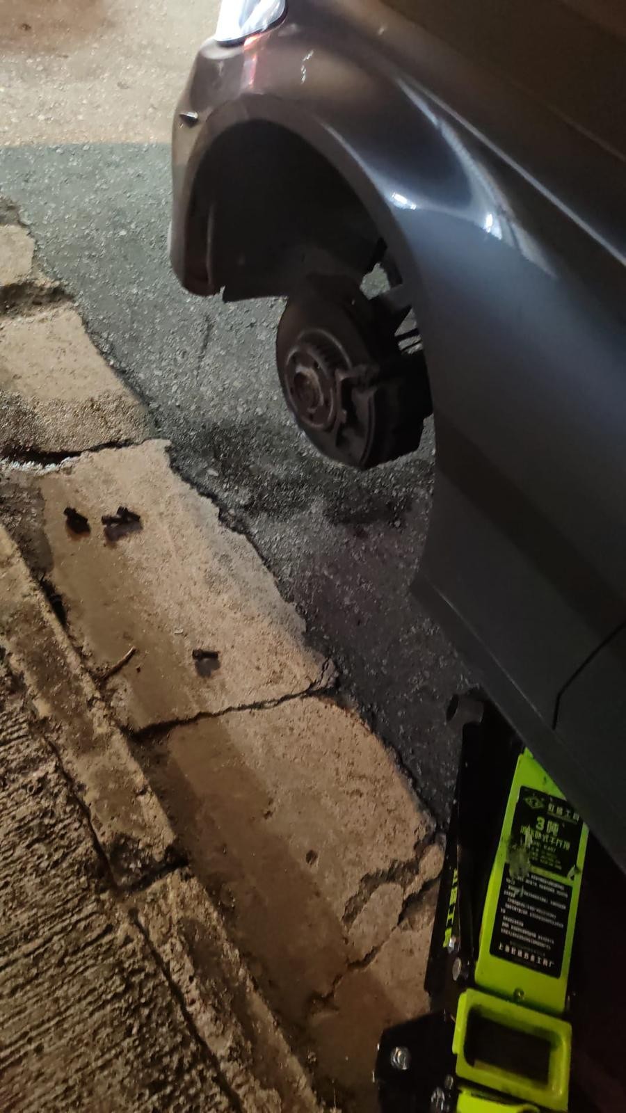 頂起車輛換呔