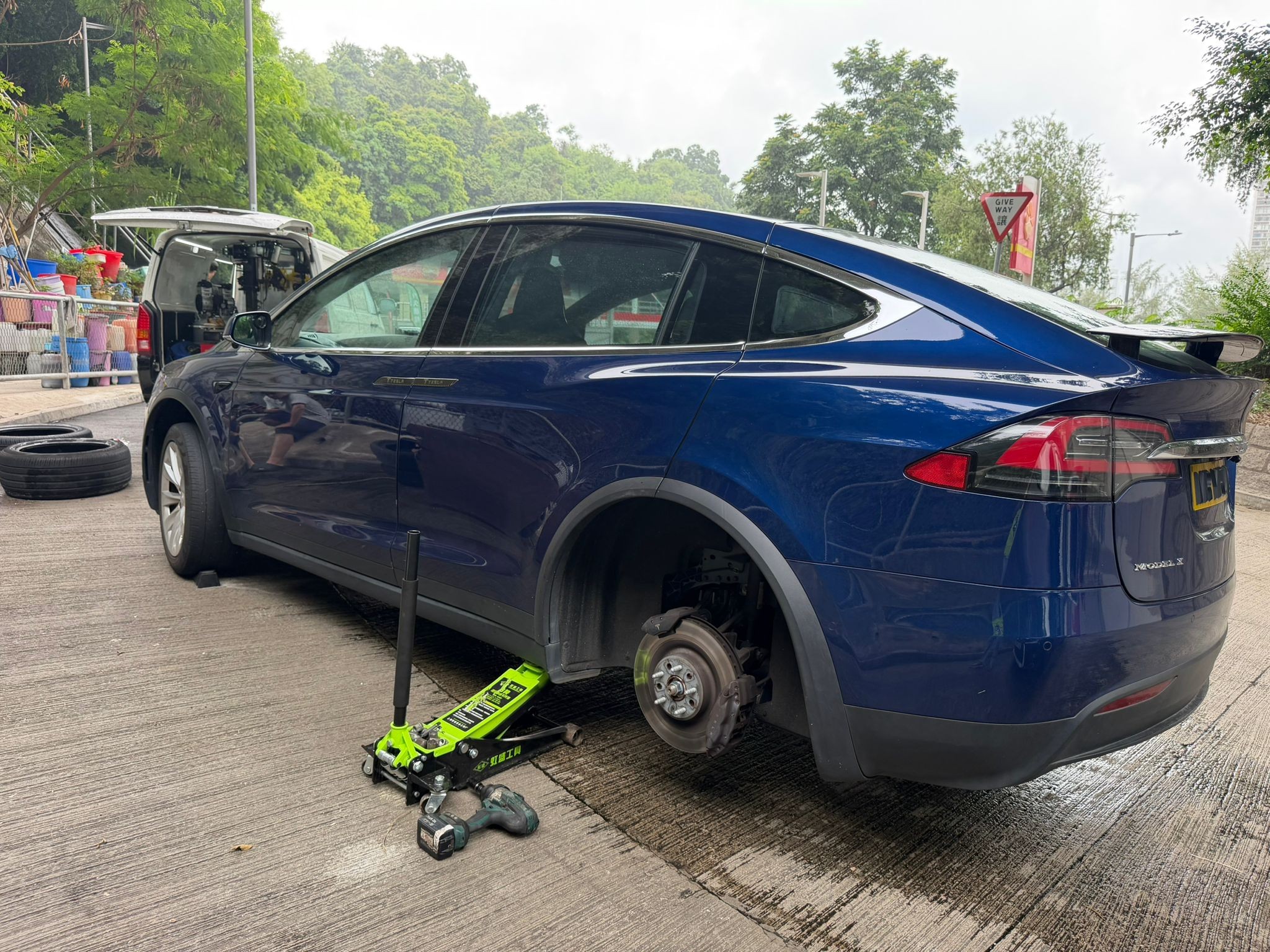 現場為車輛更換輪胎