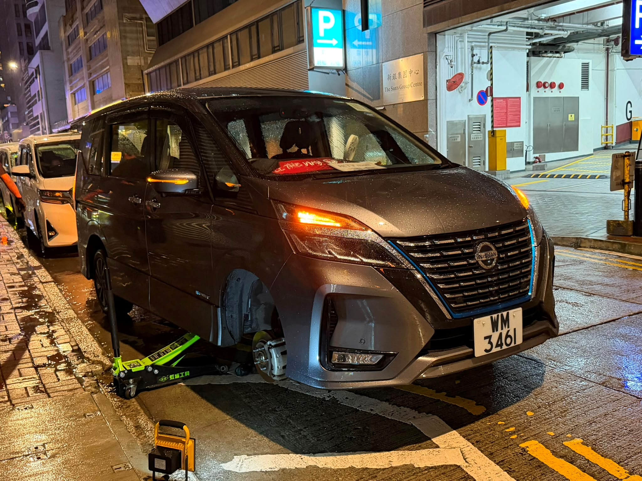 夜間路邊現場更換輪胎